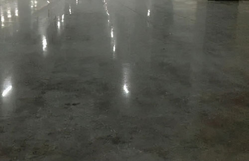 廈門固化劑地坪比普通地坪更防滑更安全嗎？